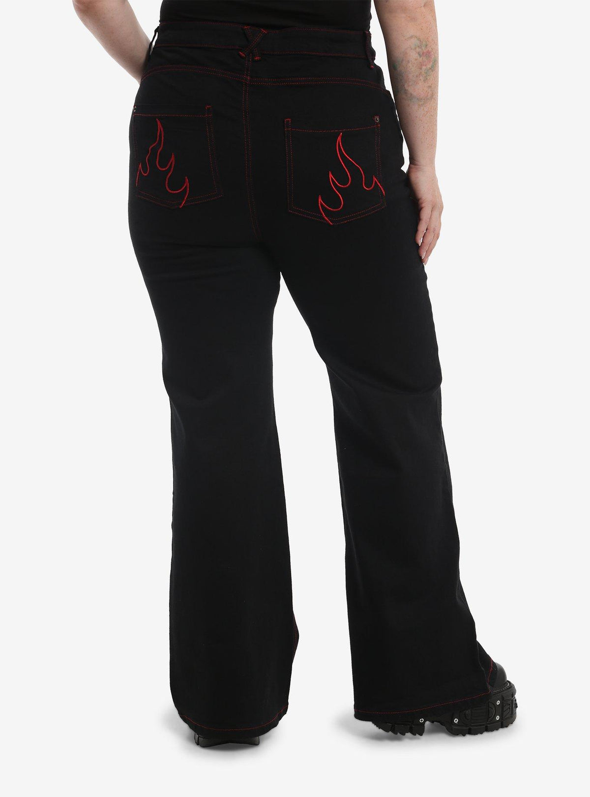 Jeans negros acampanados con llamas rojas