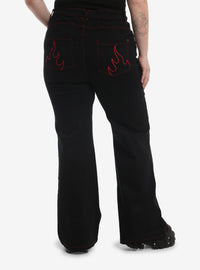 Jeans negros acampanados con llamas rojas