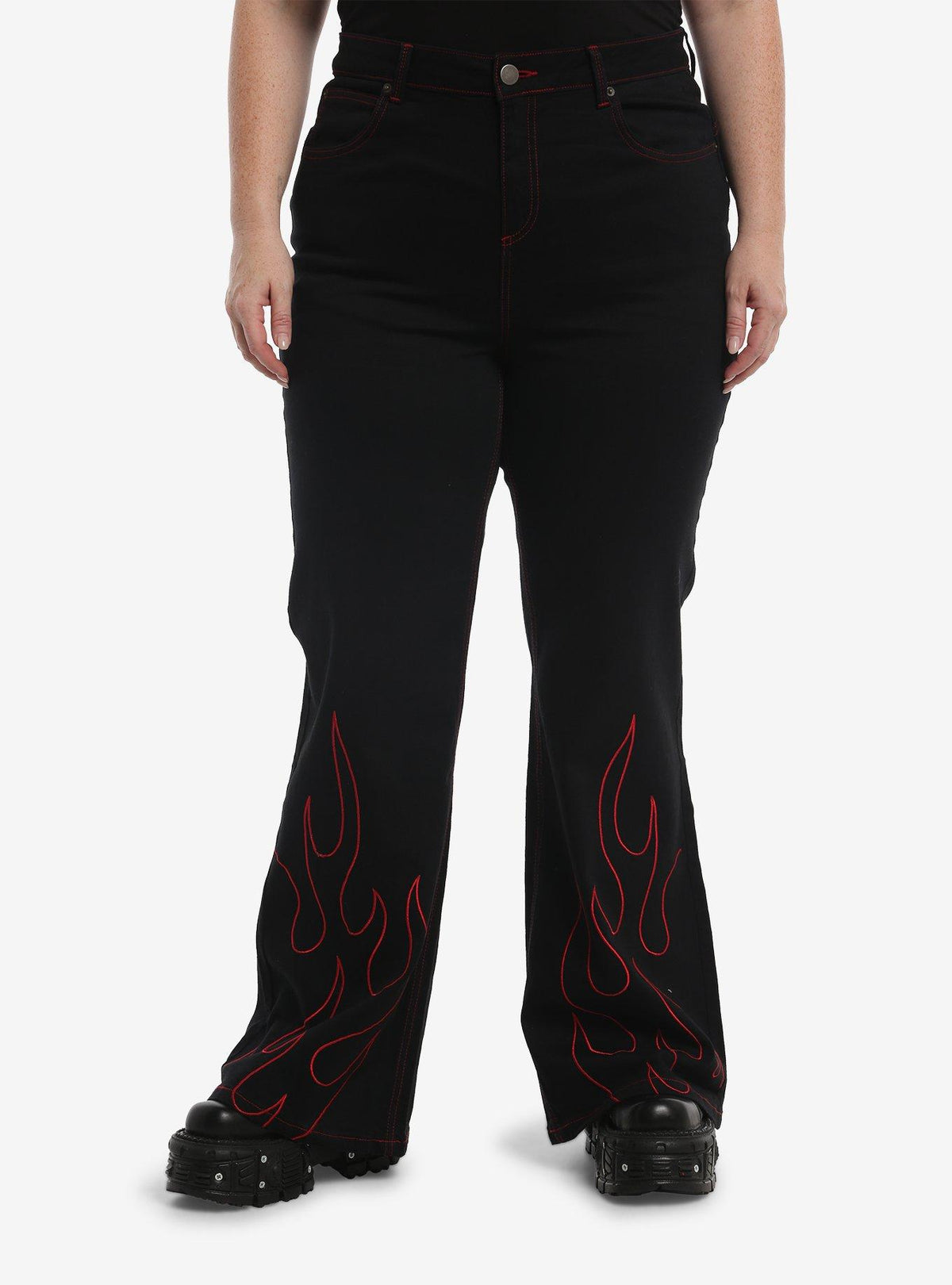 Jeans negros acampanados con llamas rojas