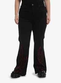 Jeans negros acampanados con llamas rojas