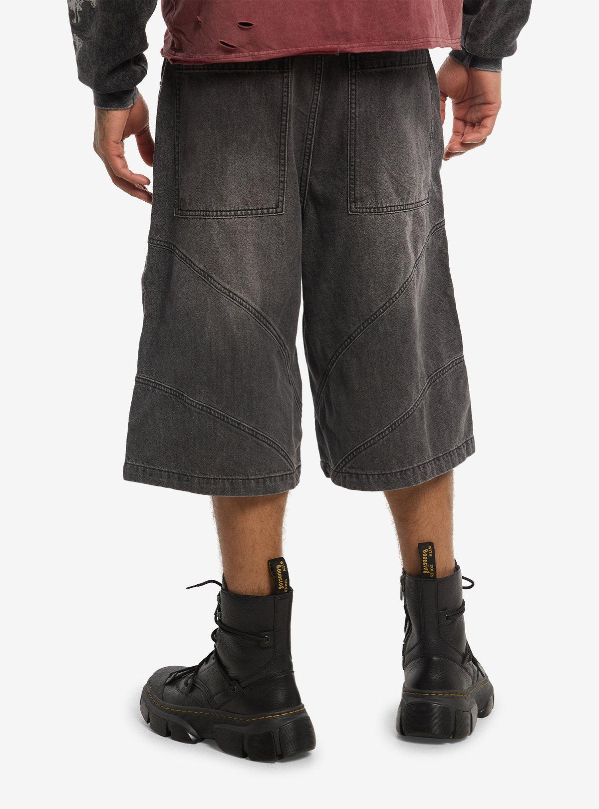 Short gris lavado con costuras decorativas