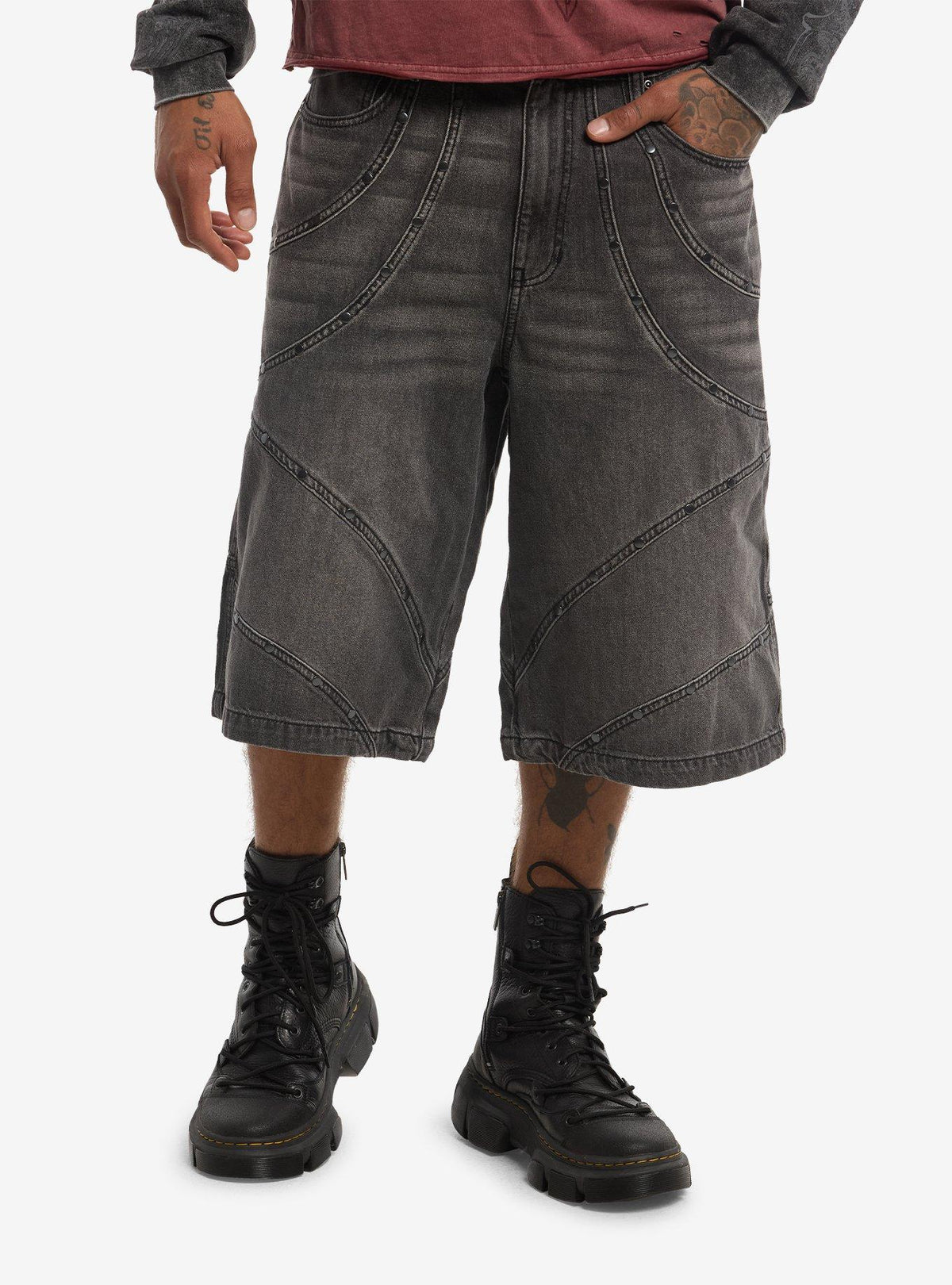 Short gris lavado con costuras decorativas