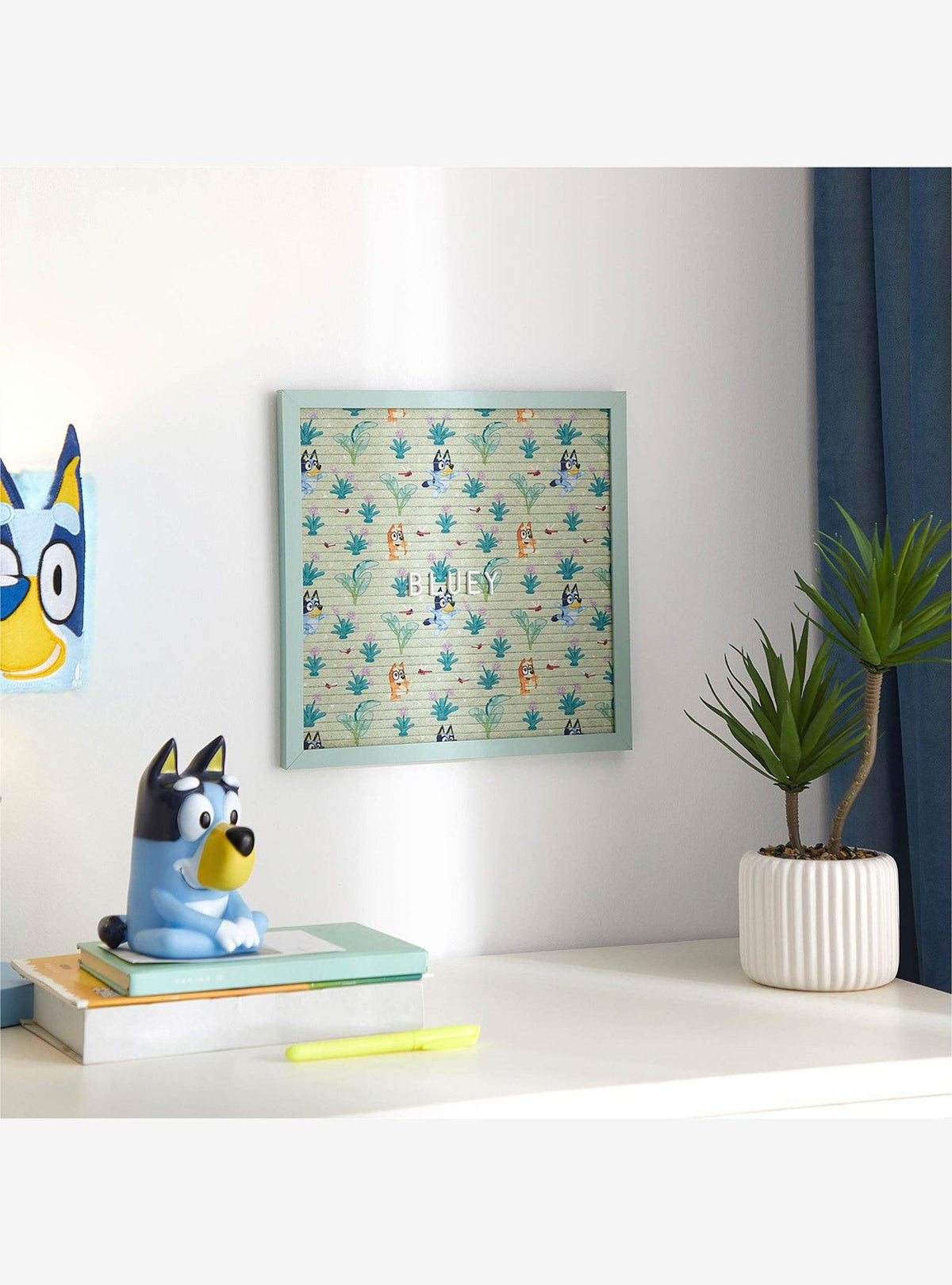 Tablero de letras Bluey con marco de MDF