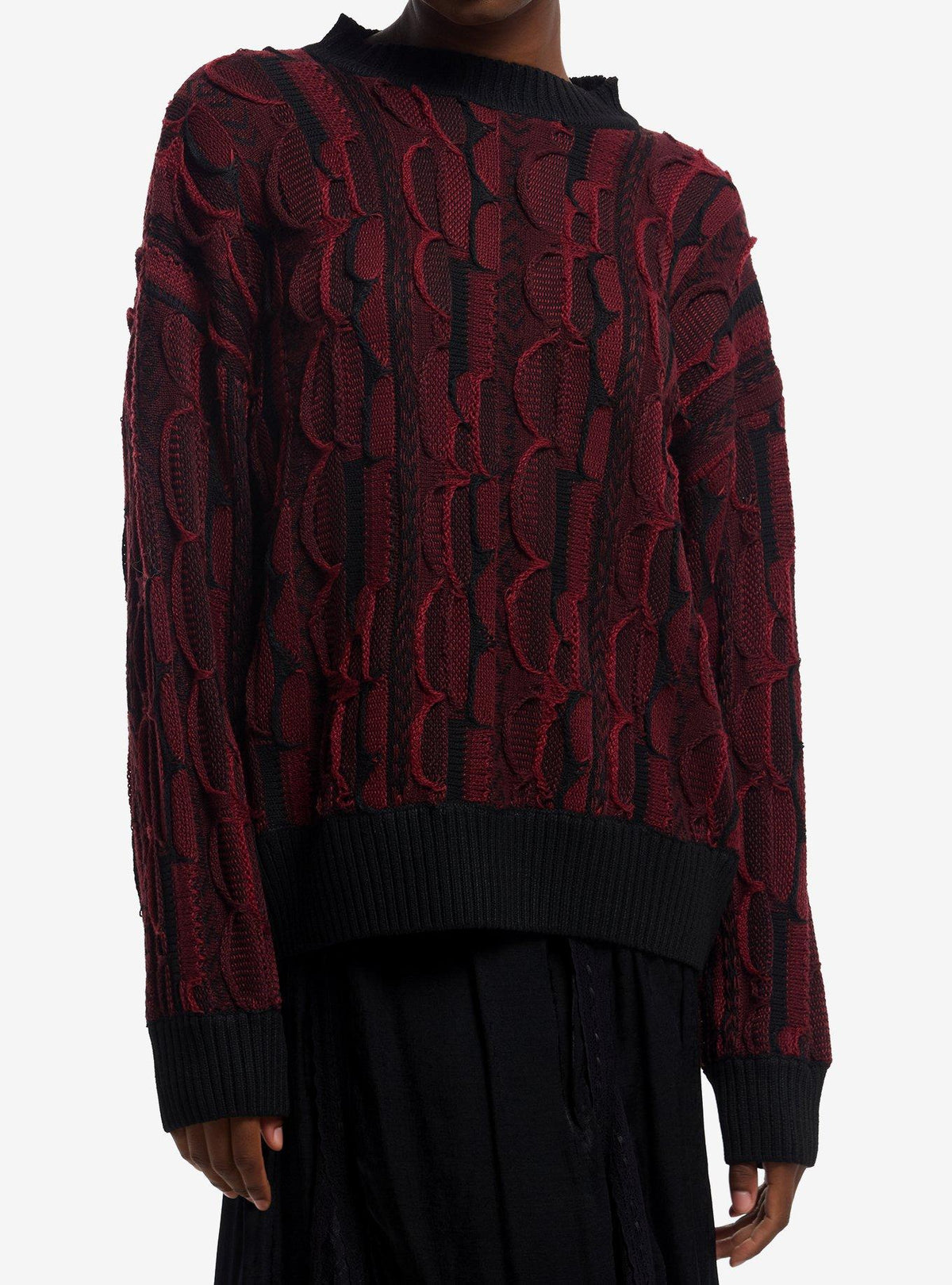 Polerón tejido rojo y negro con efecto desgastado