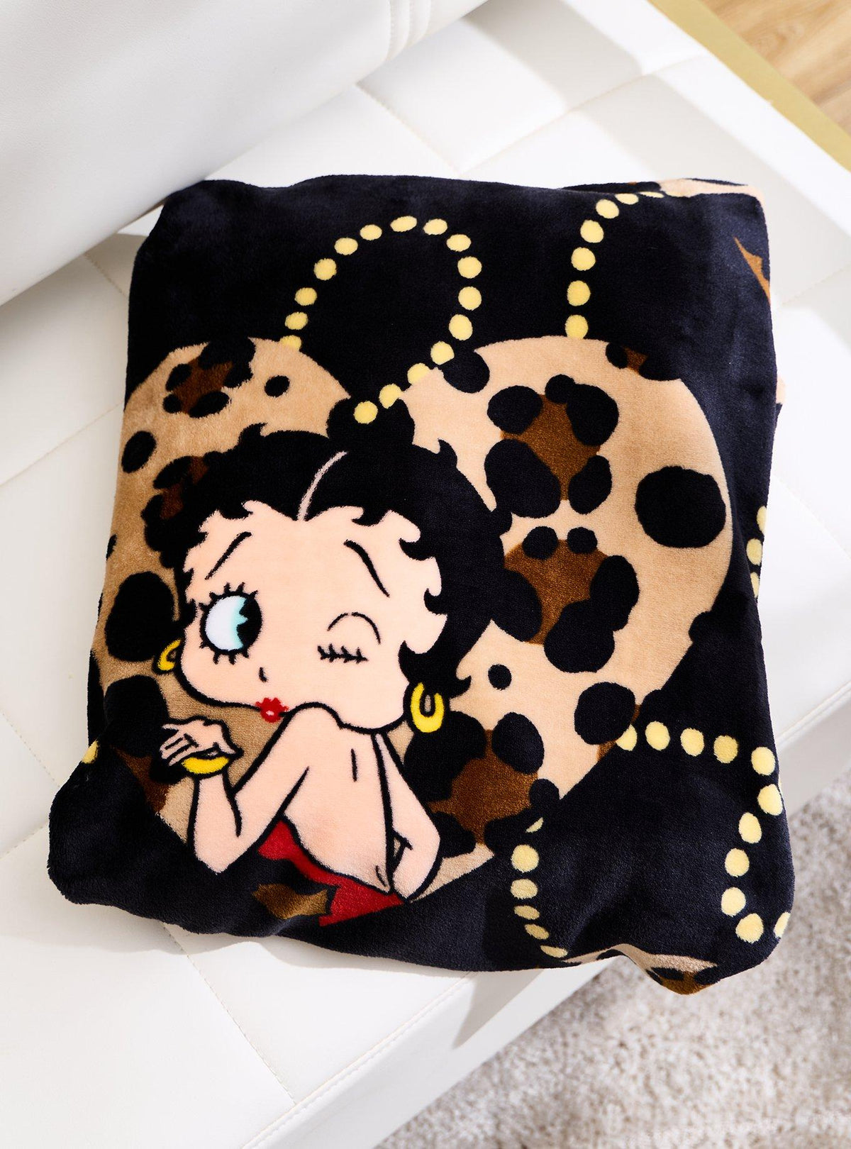 Manta Betty Boop con corazones animal print