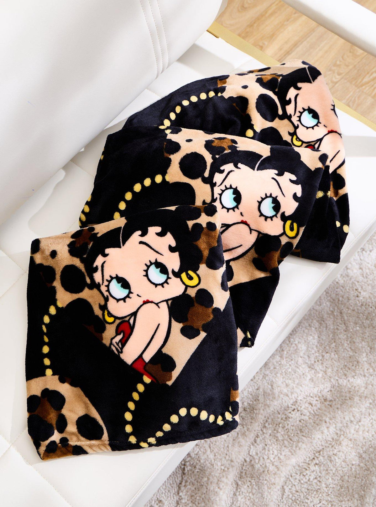 Manta Betty Boop con corazones animal print