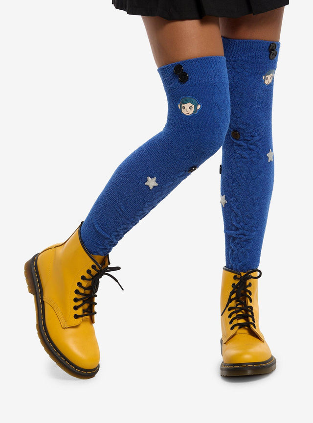 Coraline: calcetines sobre la rodilla