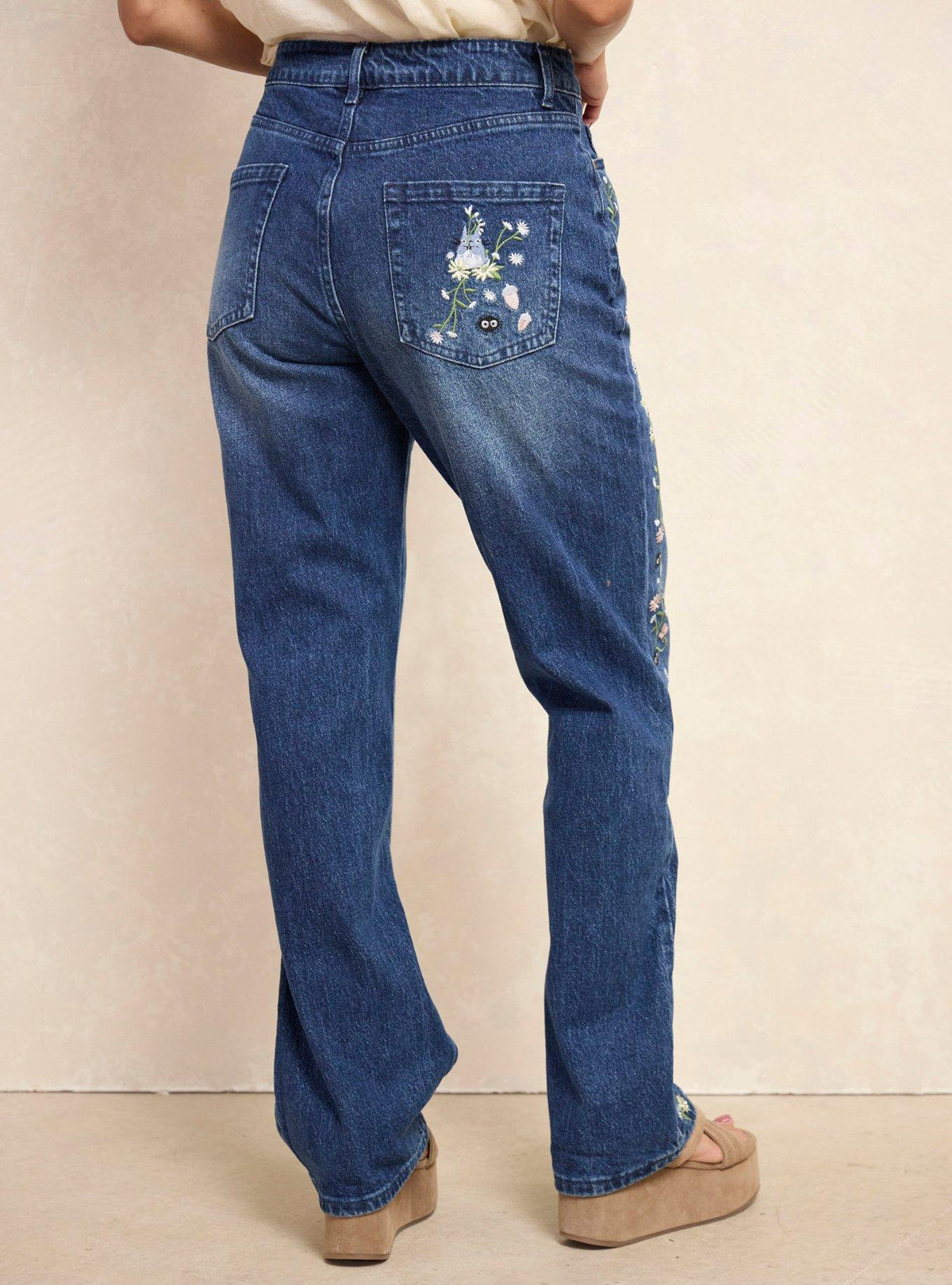 Jeans rectos de Mi vecino Totoro con bordado floral