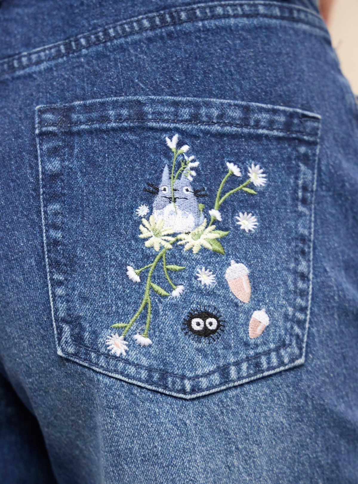 Jeans rectos de Mi vecino Totoro con bordado floral