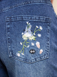 Jeans rectos de Mi vecino Totoro con bordado floral