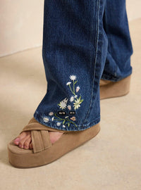 Jeans rectos de Mi vecino Totoro con bordado floral