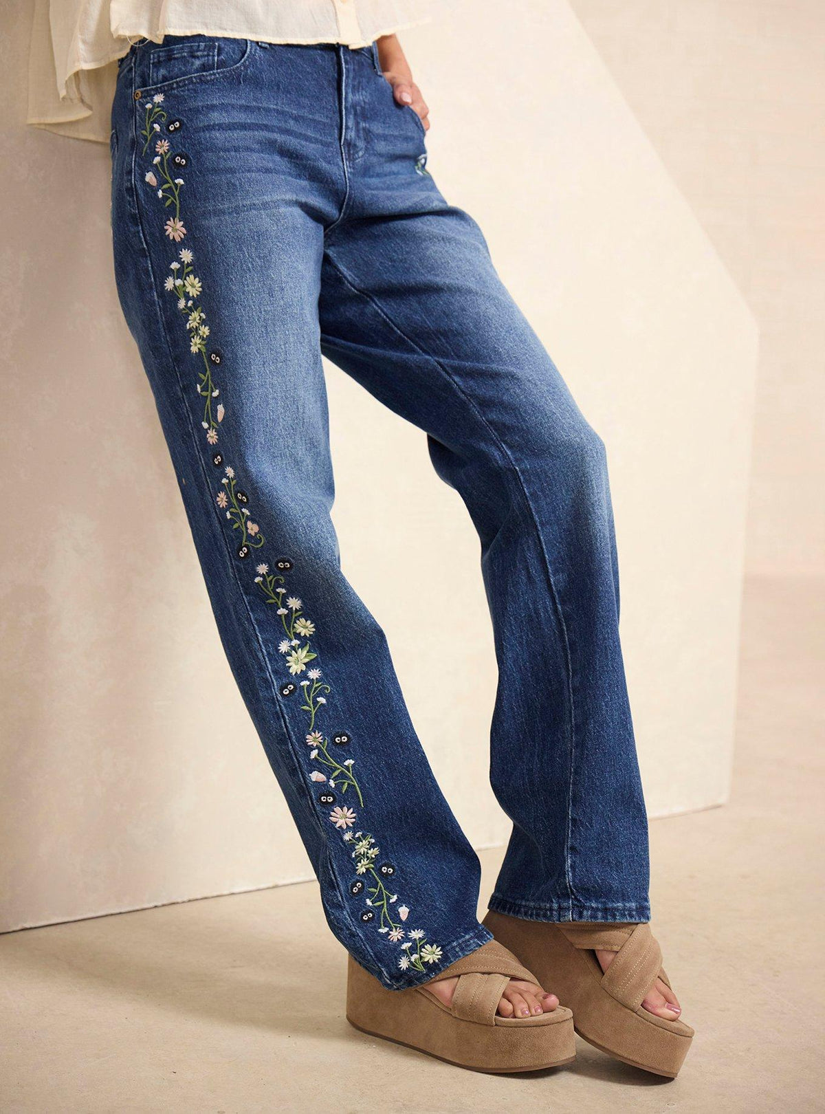 Jeans rectos de Mi vecino Totoro con bordado floral
