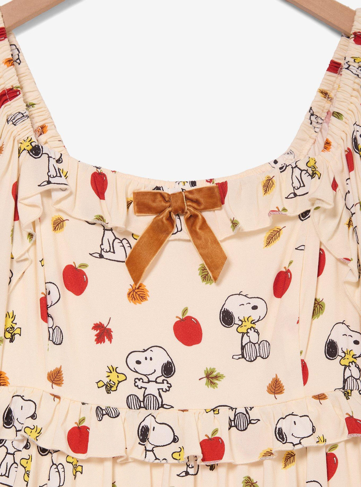 Vestido Peanuts de Snoopy y Woodstock con manzanas