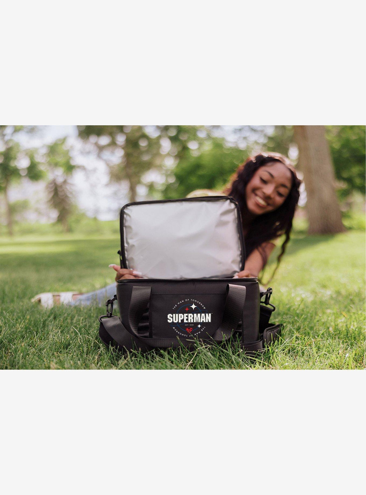 Bolso térmico negro Superman Tarana para 12 latas