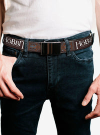 Cinturón café con íconos y logo de The Hobbit