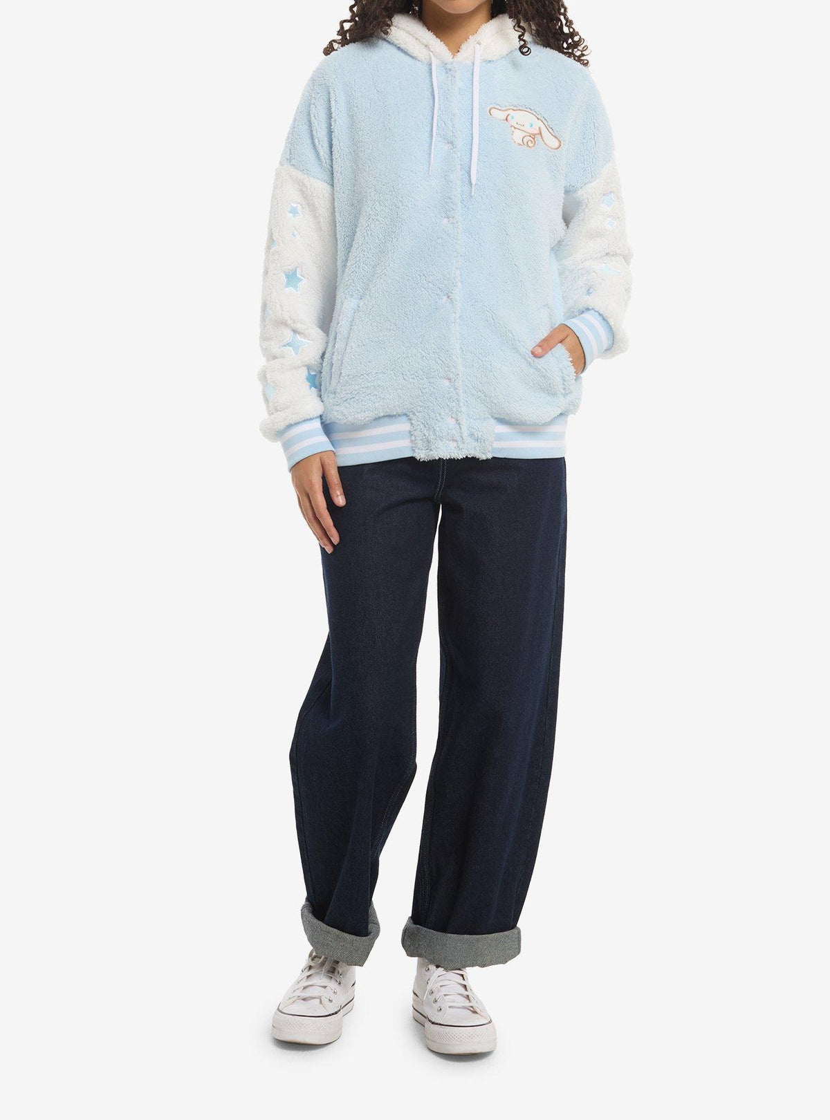 Chaqueta varsity peludita con capucha de Cinnamoroll