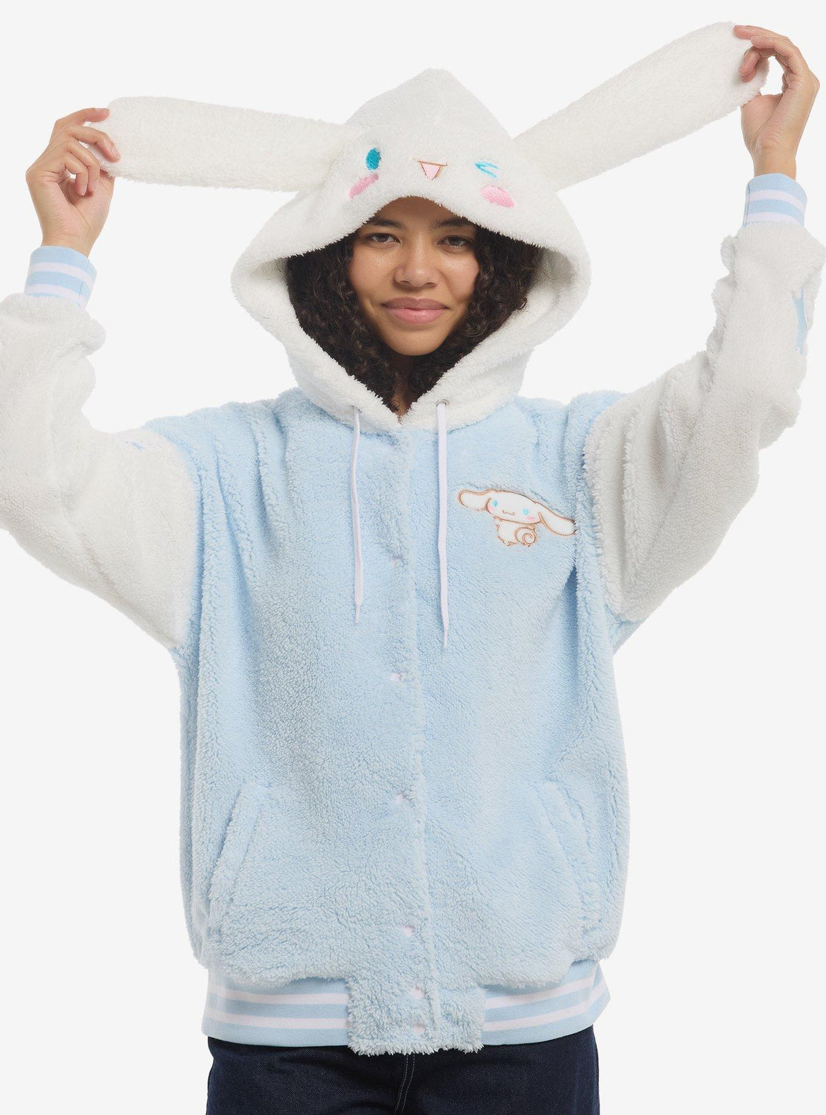 Chaqueta varsity peludita con capucha de Cinnamoroll