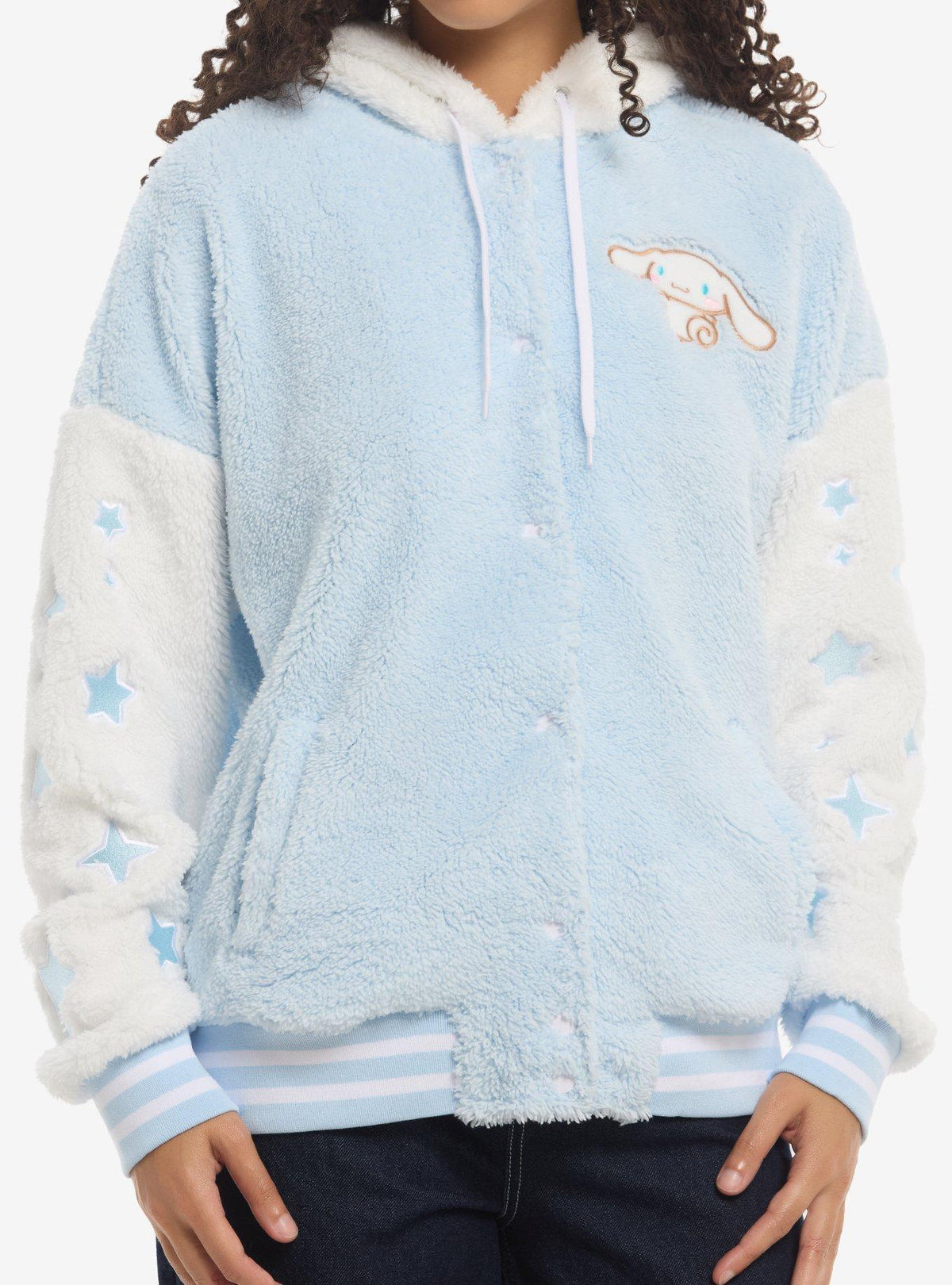 Chaqueta varsity peludita con capucha de Cinnamoroll