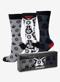 Set de regalo de calcetines y pin de Darth Vader