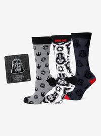 Set de regalo de calcetines y pin de Darth Vader