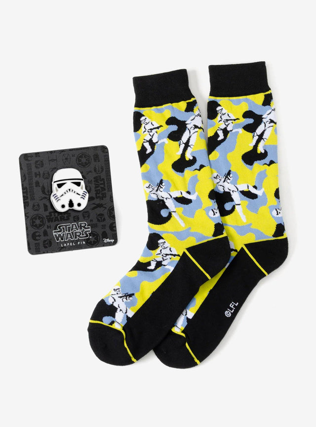 Set Star Wars: calcetines camuflados amarillos y pin Stormtrooper