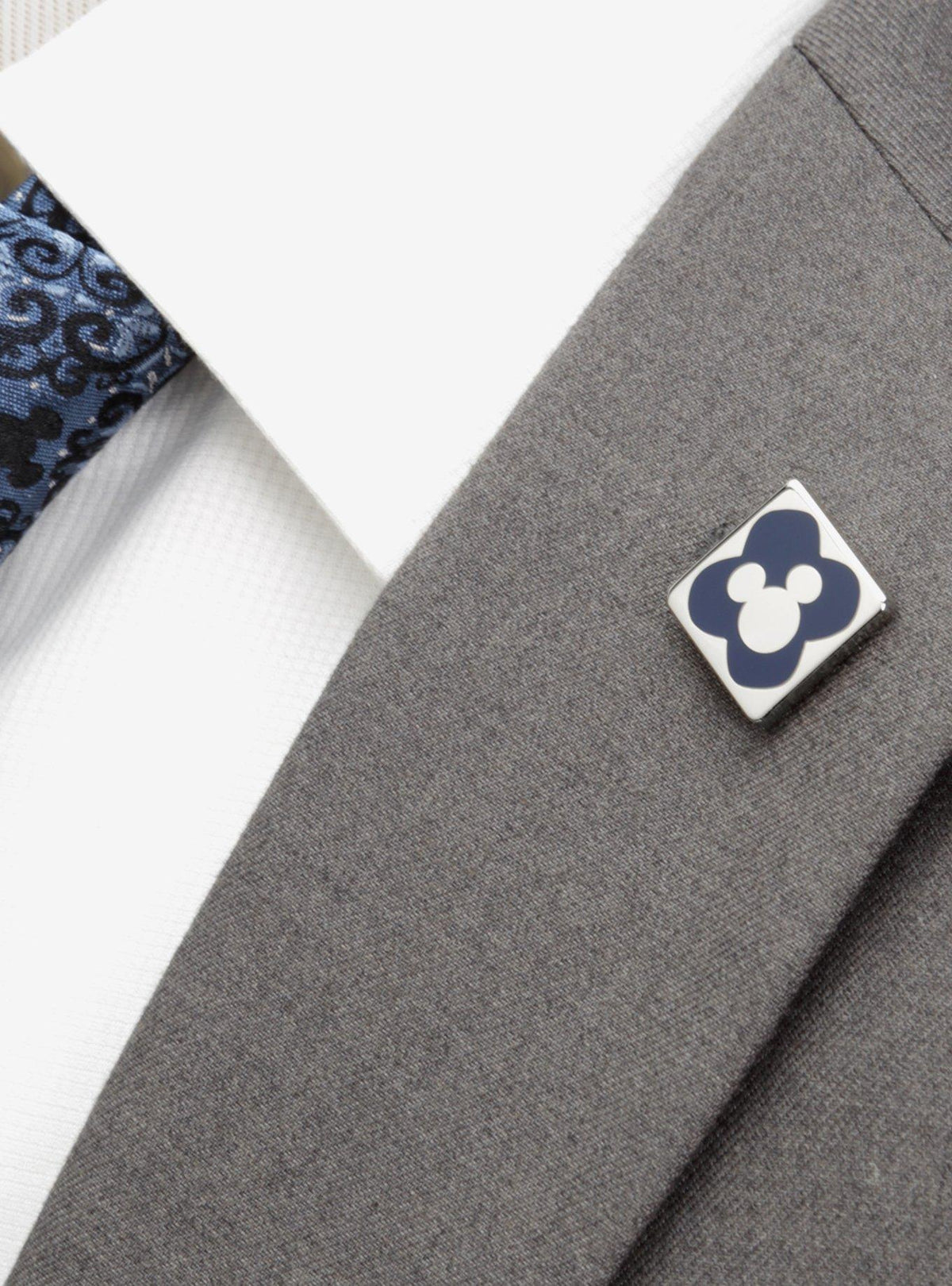 Set de regalo: calcetines azules de Donald y pin de Mickey