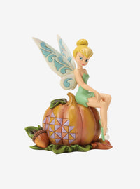 Figura Disney de Tinker Bell sobre una calabaza
