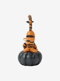 Figura de Tigger sobre calabaza negra de Halloween