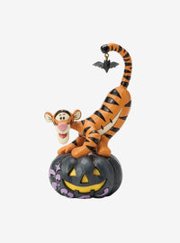 Figura de Tigger sobre calabaza negra de Halloween
