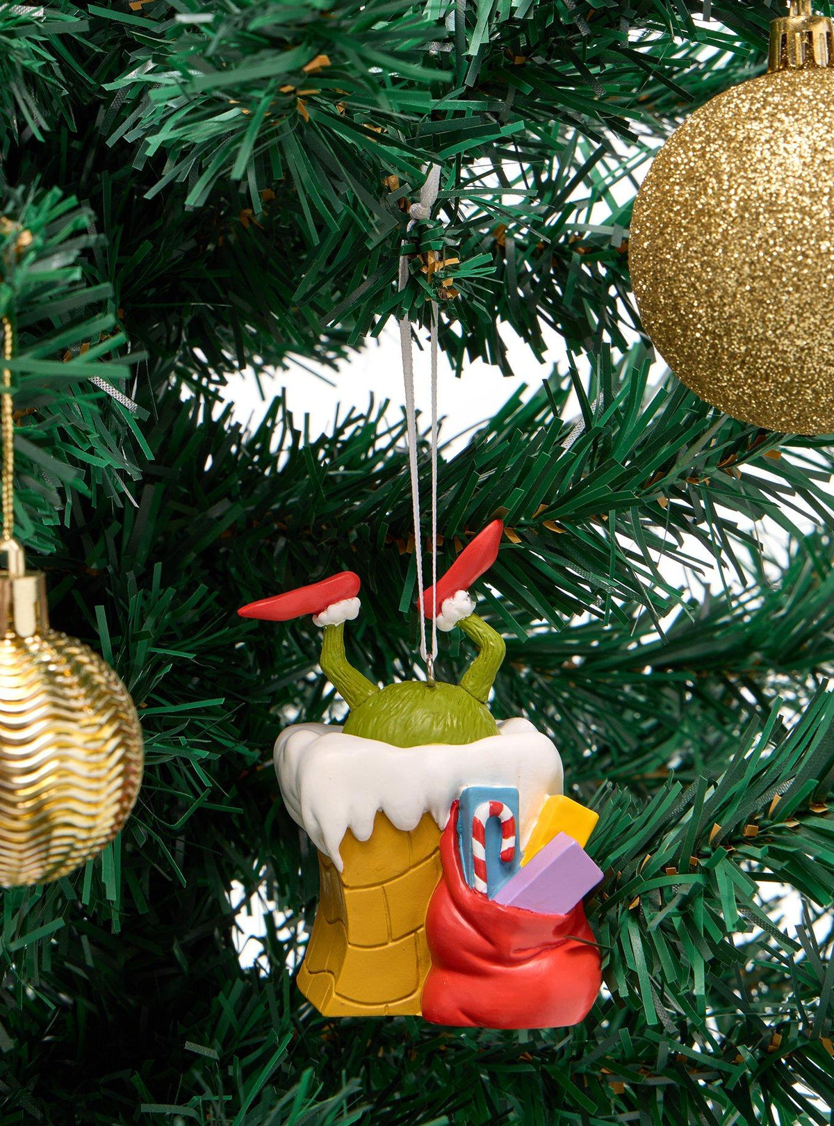 Adorno del Grinch en la chimenea