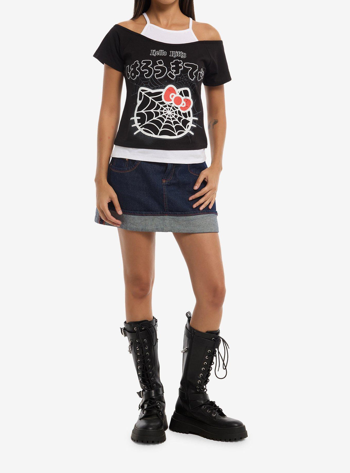 Polera Hello Kitty con hombros descubiertos y telarañas
