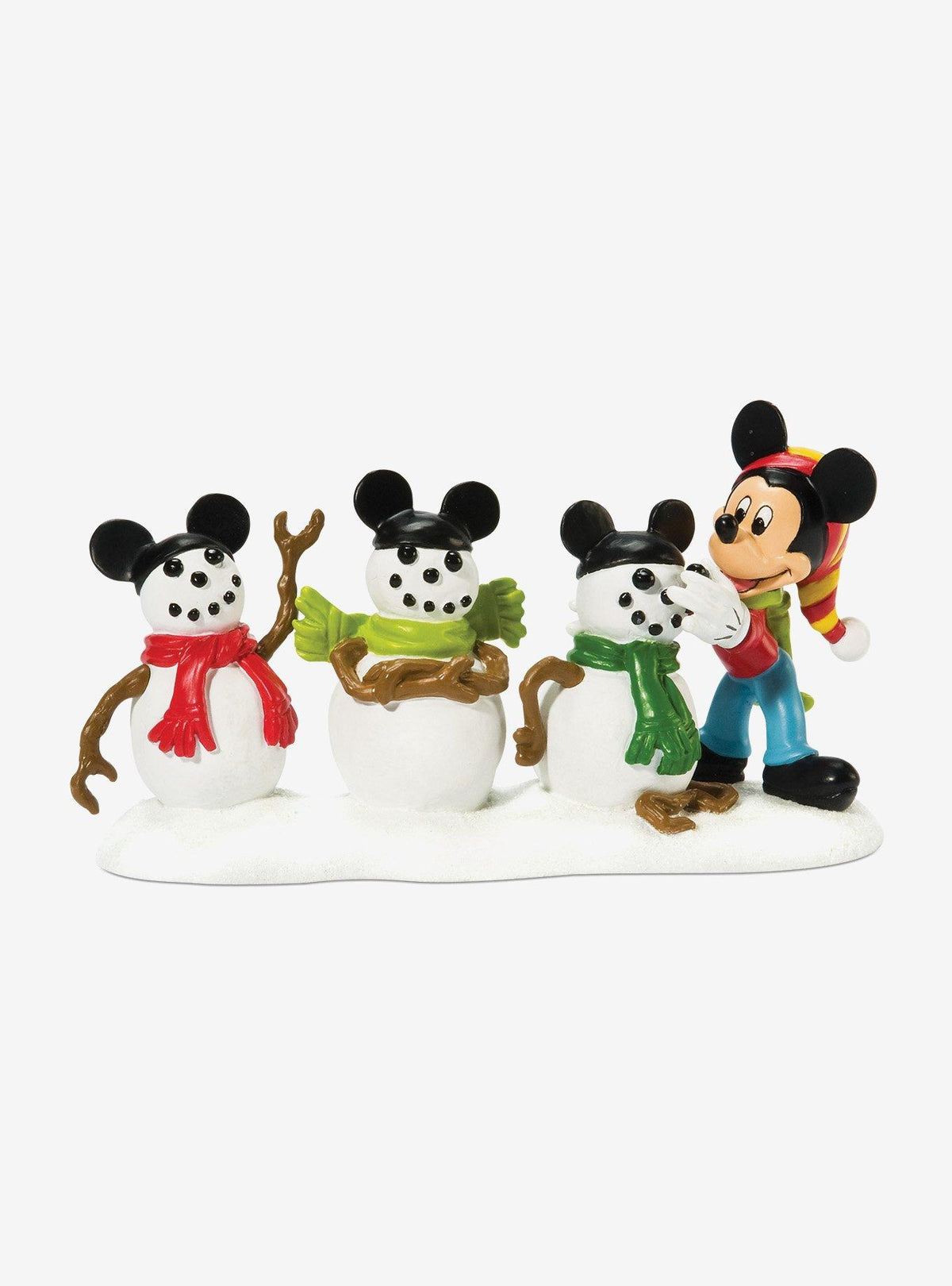 Figura de Mickey Mouse con tres muñecos de nieve