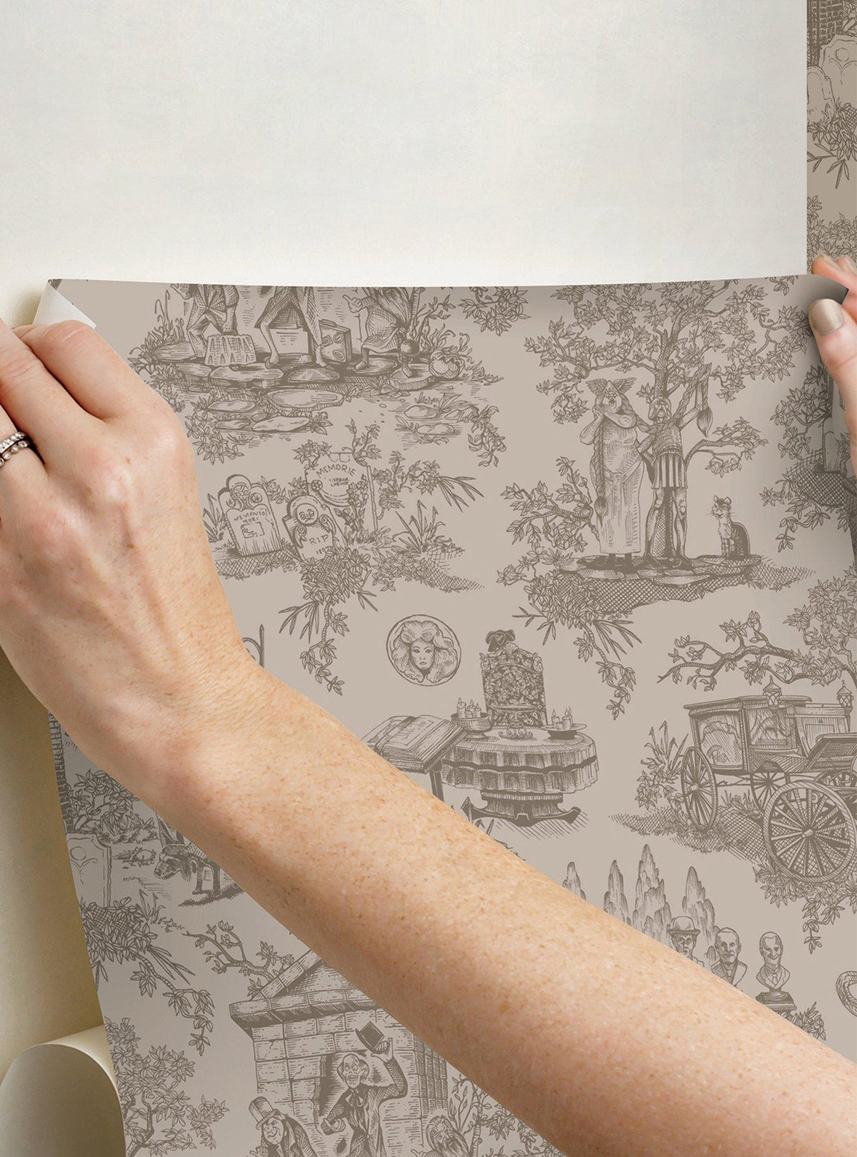 Papel mural autoadhesivo Disney Haunted Mansion Toile Taupe