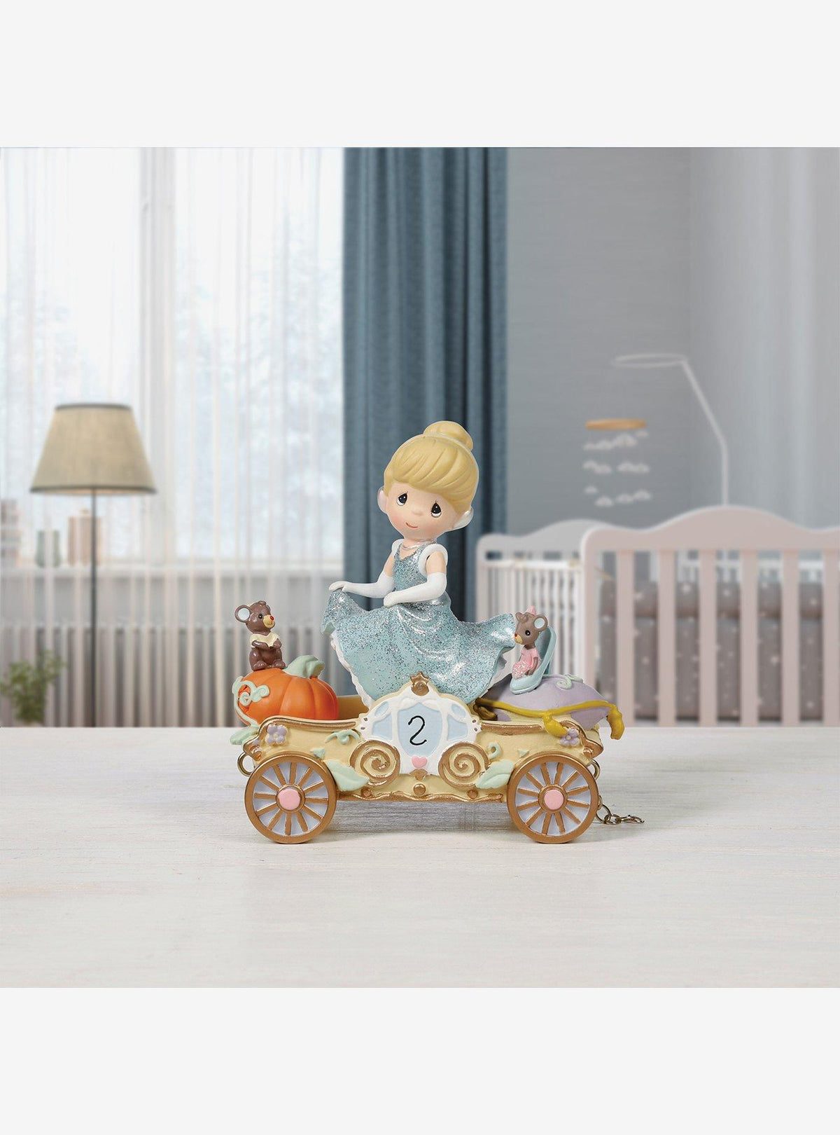 Figura Disney Birthday Parade: Cinderella, 2 años