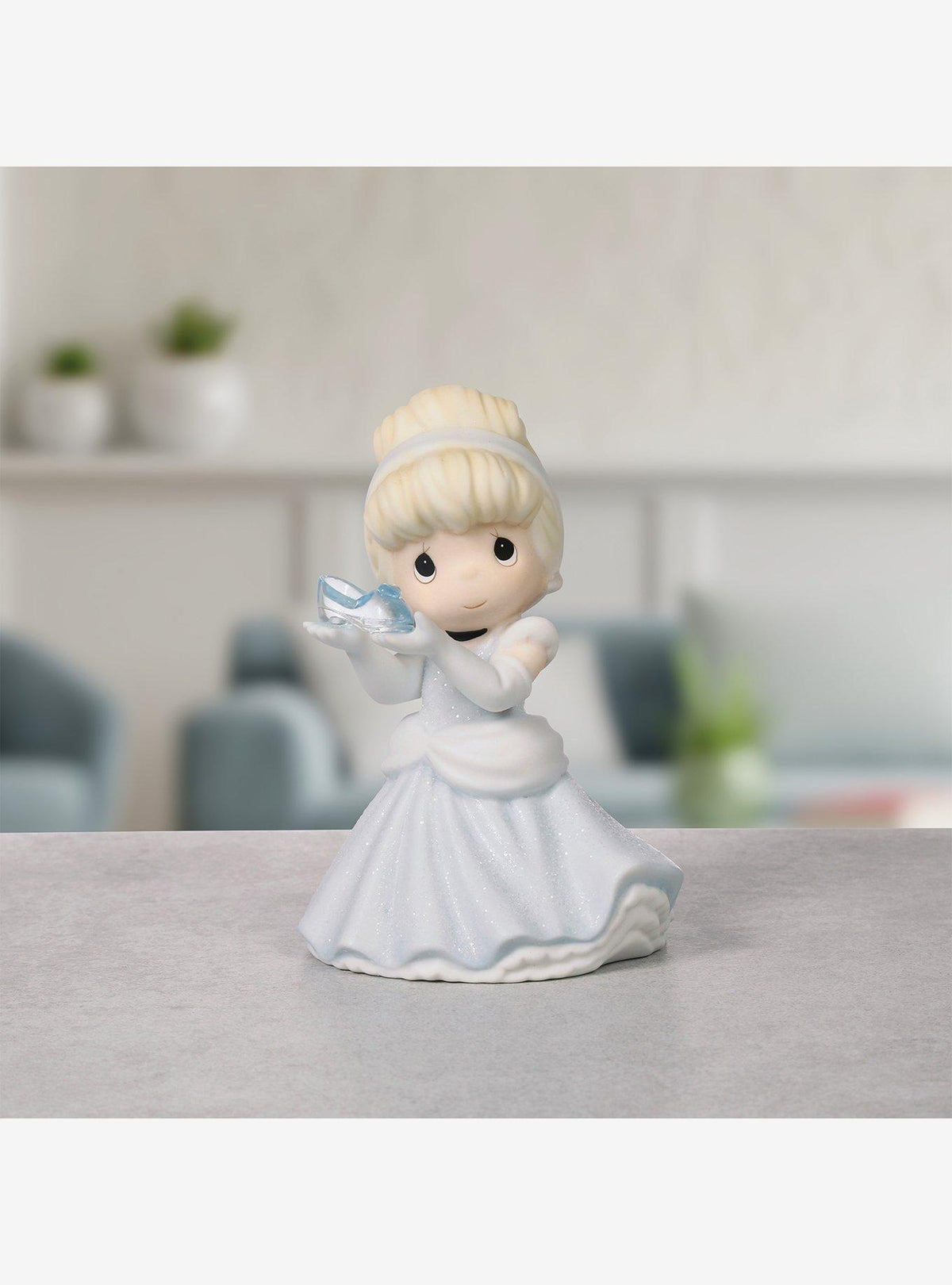 Figura Disney de Cinderella con zapato de cristal