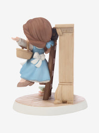 Figura de Belle de Precious Moments en una biblioteca