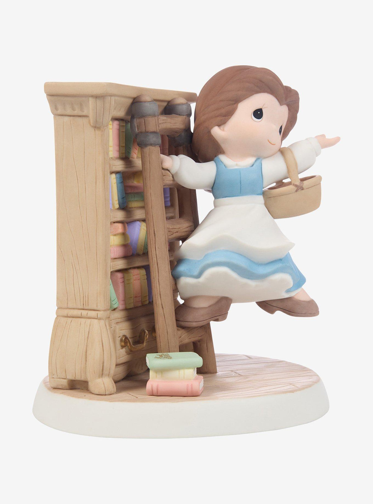 Figura de Belle de Precious Moments en una biblioteca