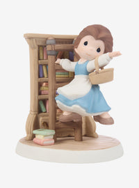 Figura de Belle de Precious Moments en una biblioteca