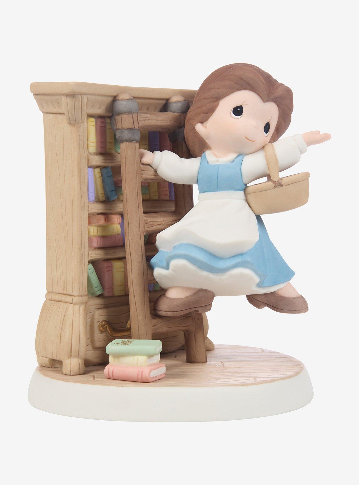 Figura de Belle de Precious Moments en una biblioteca