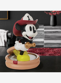 Figura de Mickey Mouse como bombero
