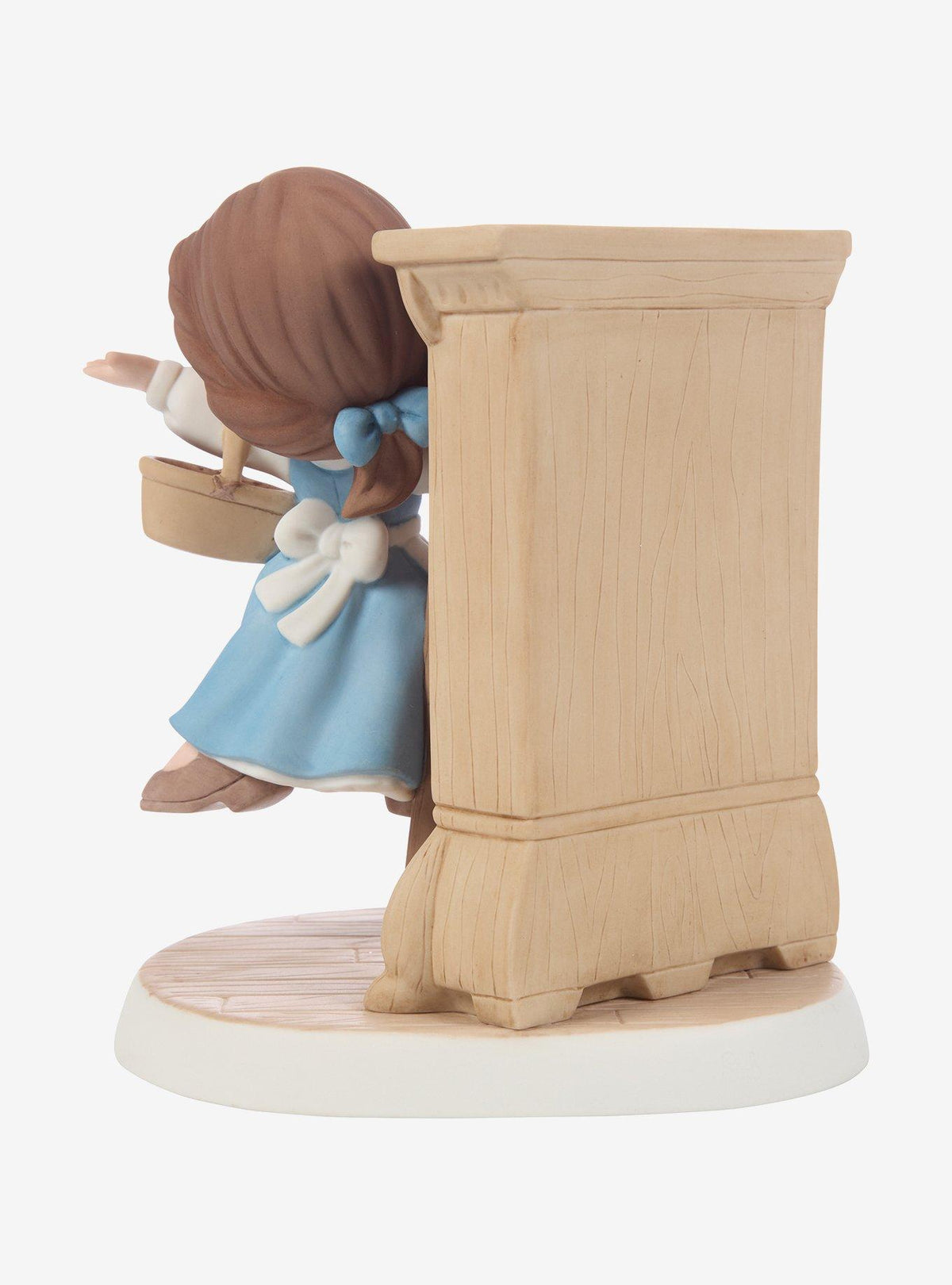 Figura de Belle en una escalera en la biblioteca