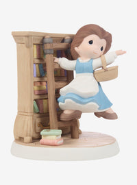 Figura de Belle en una escalera en la biblioteca
