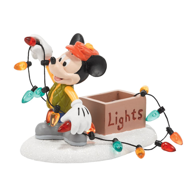 Figura de Mickey instalando luces navideñas