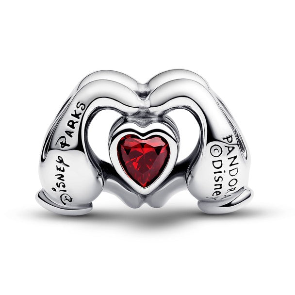 Dije de Mickey Mouse con las manos en forma de corazón