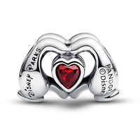 Dije de Mickey Mouse con las manos en forma de corazón