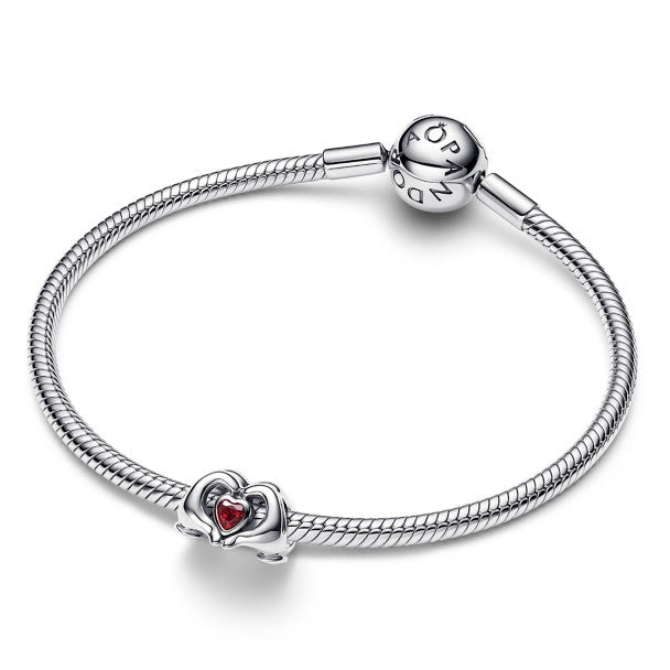 Dije de Mickey Mouse con las manos en forma de corazón