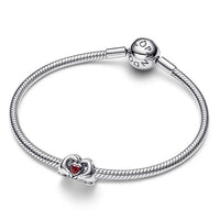 Dije de Mickey Mouse con las manos en forma de corazón