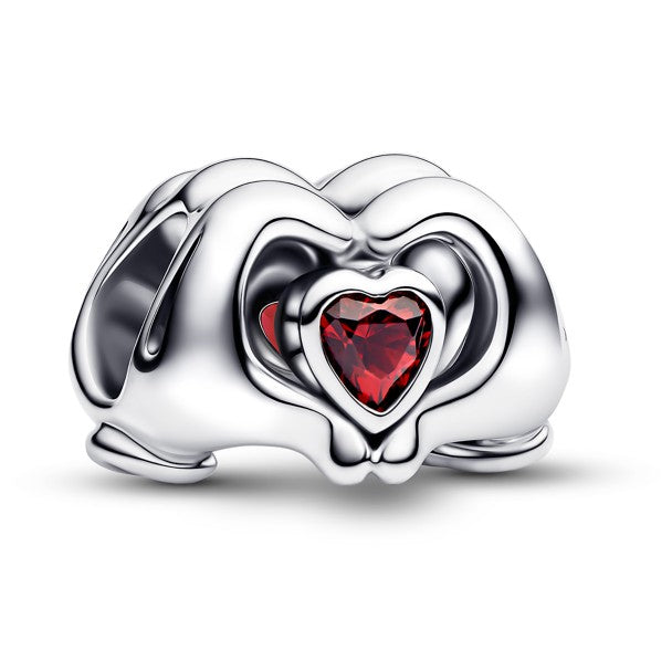 Dije de Mickey Mouse con las manos en forma de corazón