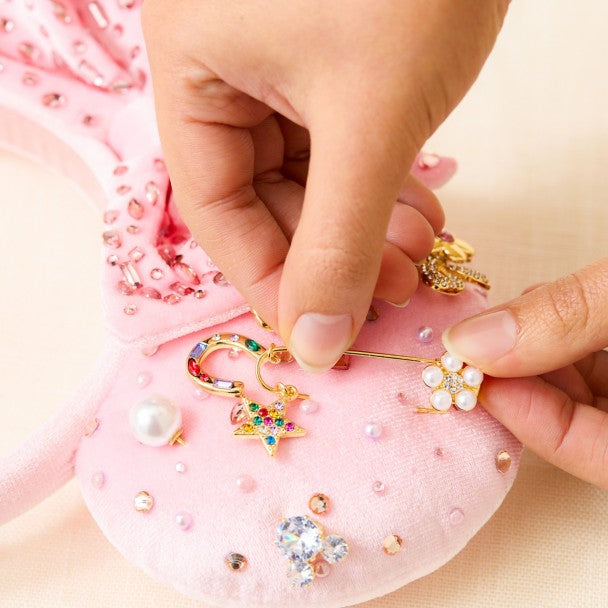 Diadema con orejas y dijes de Minnie Mouse