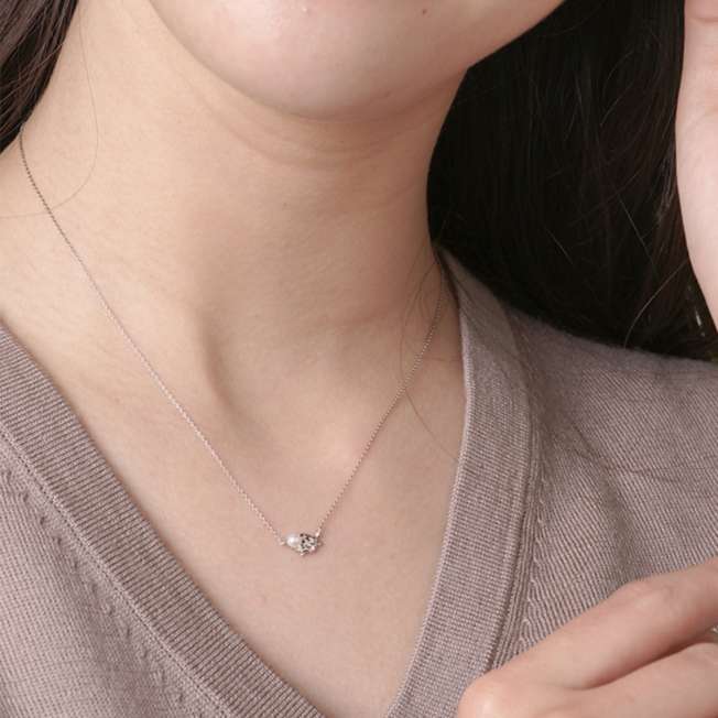 Collar de Flounder en oro blanco 10K con diamante y perla
